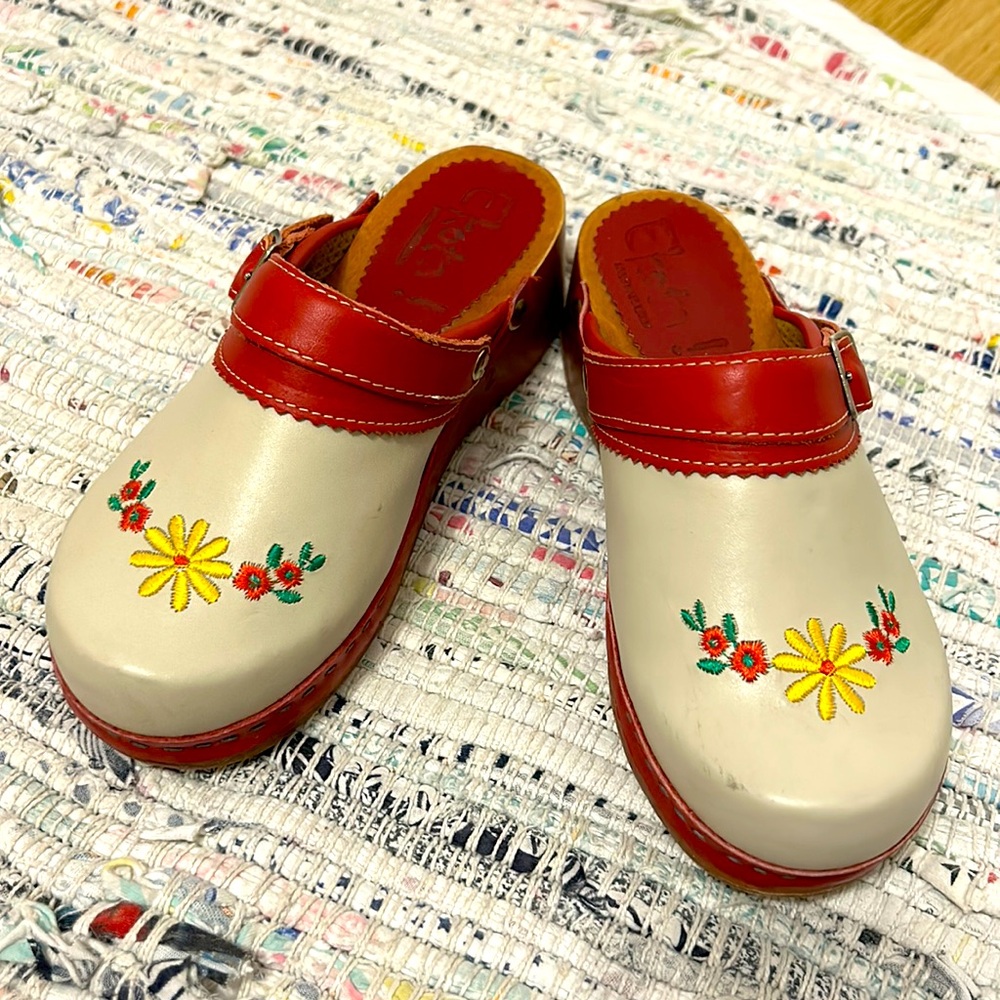Handmade in Chile- beautiful child’s Ekota clogs size 2